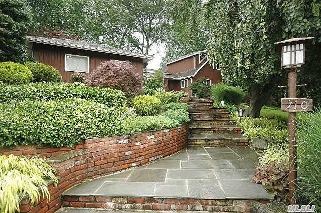 1st image of 110 Oak Dr