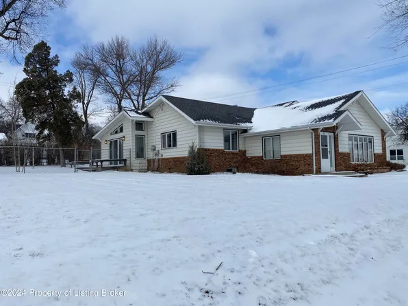 121 2nd St NW, Watford City, ND 58854