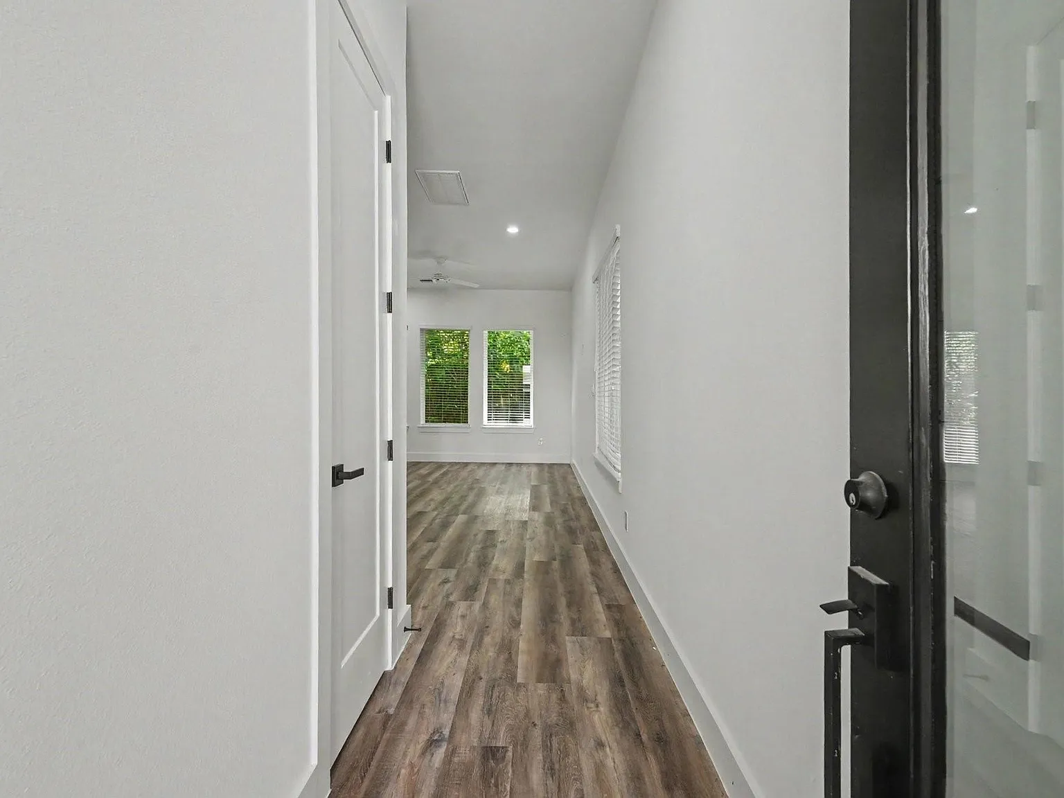 4 bed, 2.5 bath, 1950 sqft, $2,350 — Photo 3