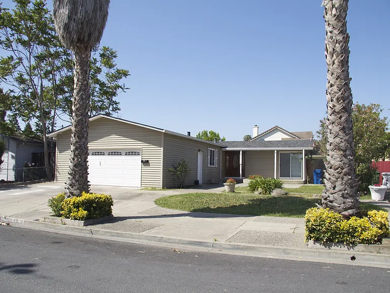 43293 Sweetwood St — Photo 1
