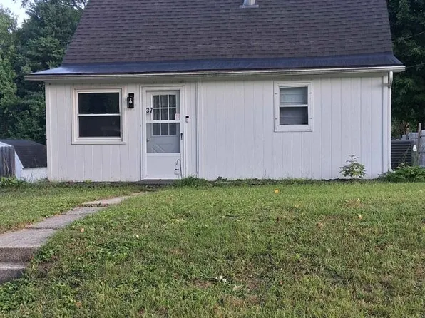 37 S 2nd St NW, Kent City, MI 49330