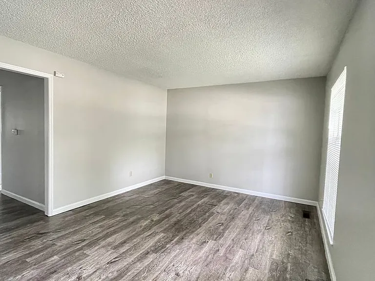 2105 Brady Ln — Photo 4