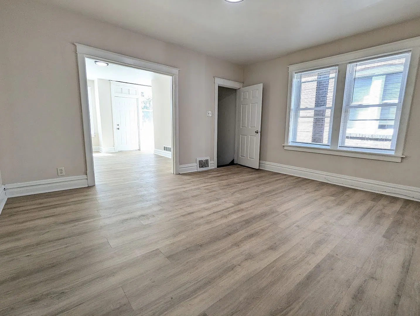 Freshly Renovated 1BR near Cherokee St. New Floors, Kitchen & Lighting — Photo 3