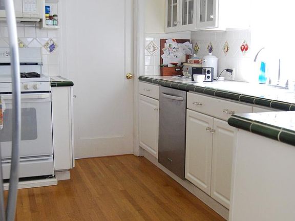 5th image of 426 E Bellevue Ave