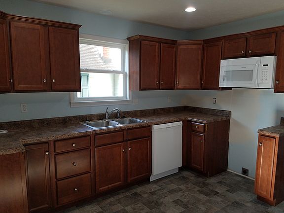 5th image of 709 S Poplar St