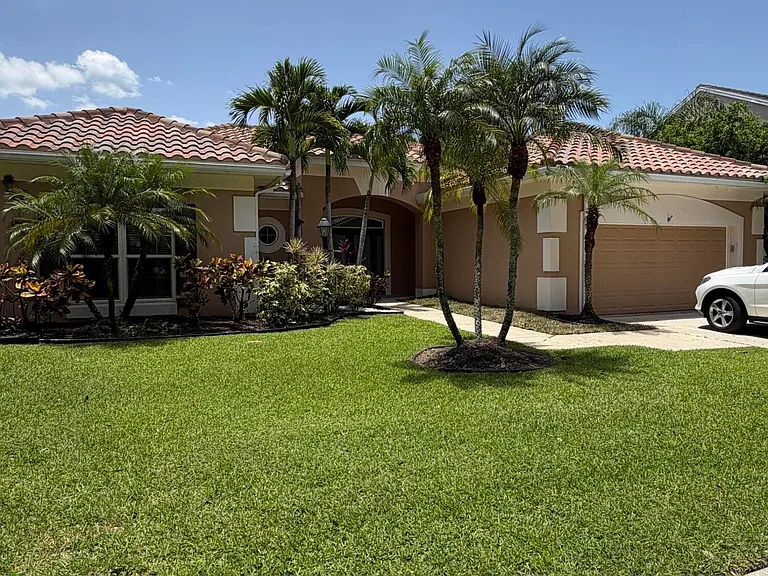 10114 Hunt Club Ln — Photo 2