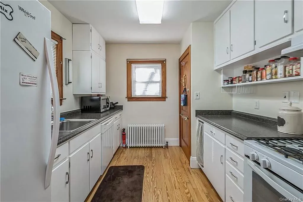 3 bed, 960 sqft, $3,200 — Photo 4