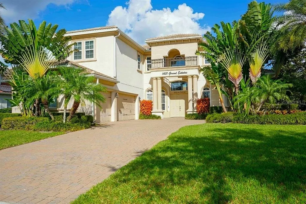 7 bed, 5.5 bath, 5221 sqft, $14,000 — Photo 3