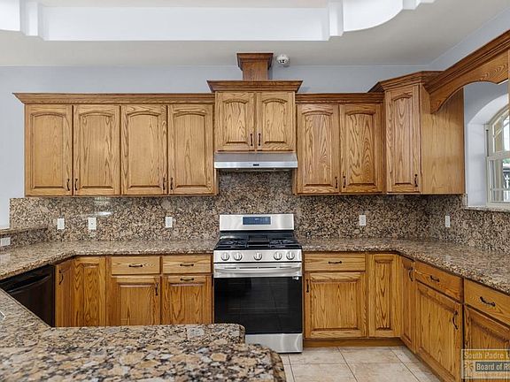 3rd image of 898 Chapman St