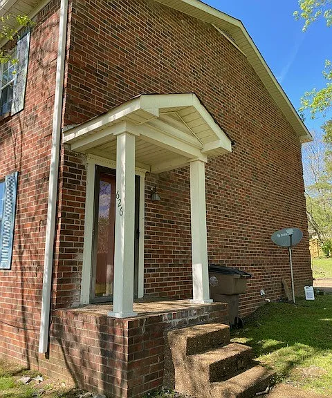 626 Castlegate Dr — Photo 2