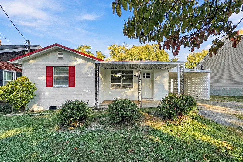 3 bed, 1.0 bath, 900 sqft, $1,700 — Photo 1