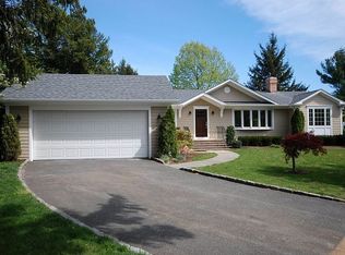 15 Perry Ct, Syosset, NY 11791