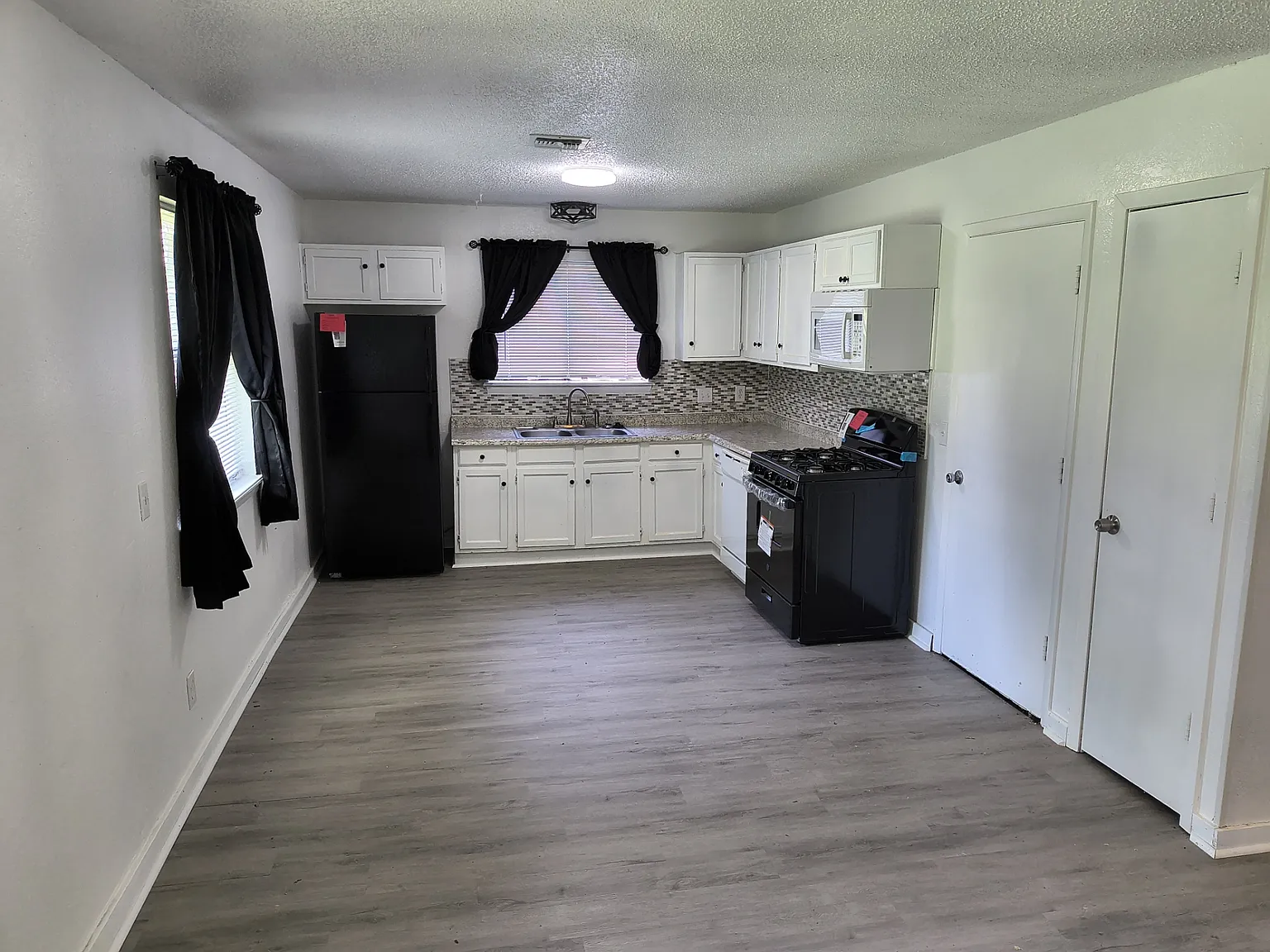 3 bed, 1.5 bath, 1265 sqft, $1,400 — Photo 2
