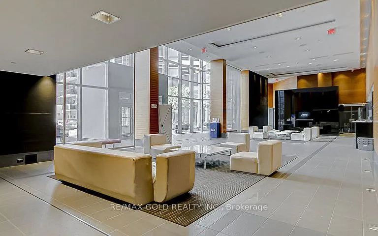 125 Village Green Sq #84 — Photo 4