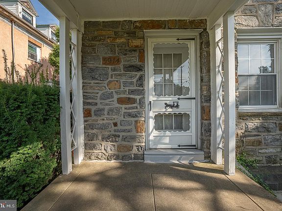 2nd image of 5914 Woodbine Ave