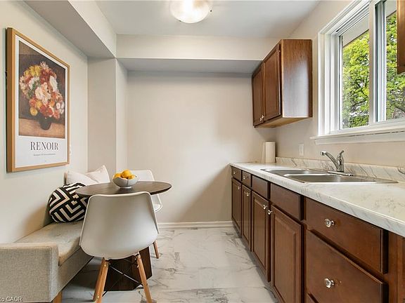 5th image of 29 Woodlawn Ave