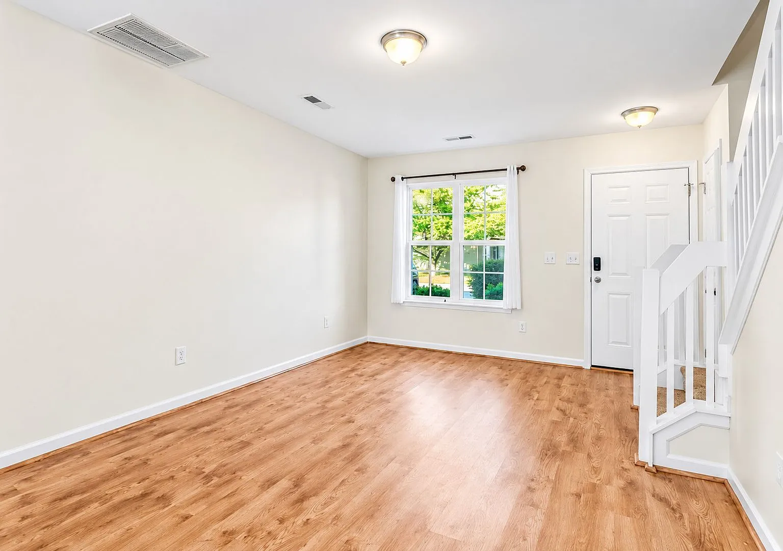 Fresh, Bright & Easy Living Robyn's Glen Townhome with Private Patio & Community Pool — Photo 2