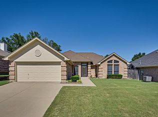 809 W Lonesome Dove Trl, Arlington, TX 76001