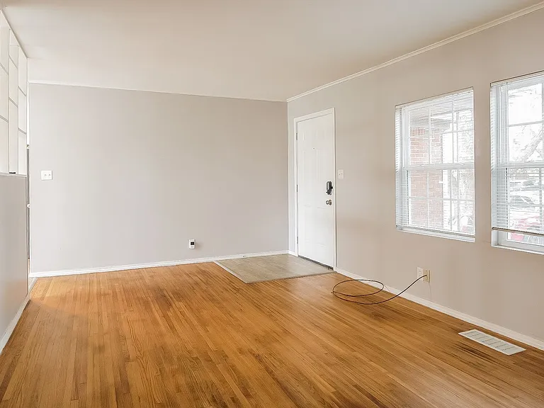 1244881_018_living_room_13385872.jpg
