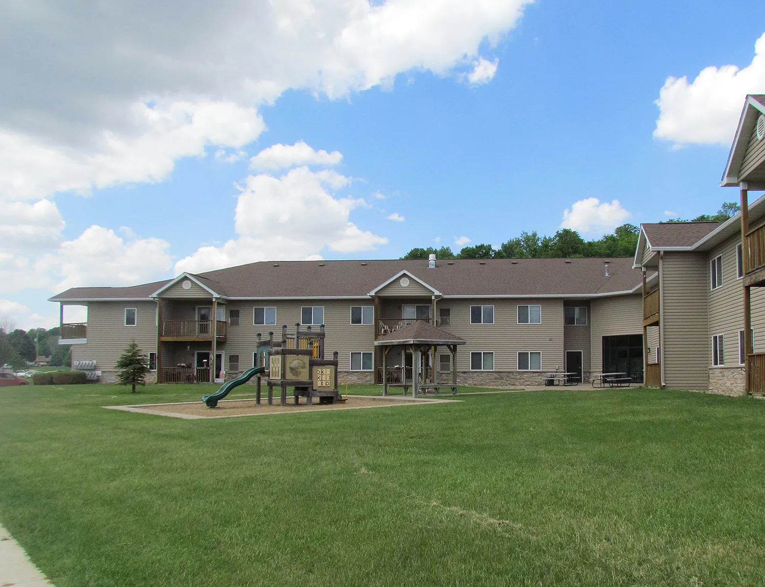 3 bed, 1.5 bath, 910 sqft, $1,300 — Photo 1