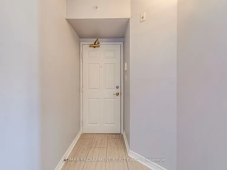 1411 Walkers Line #302 — Photo 2