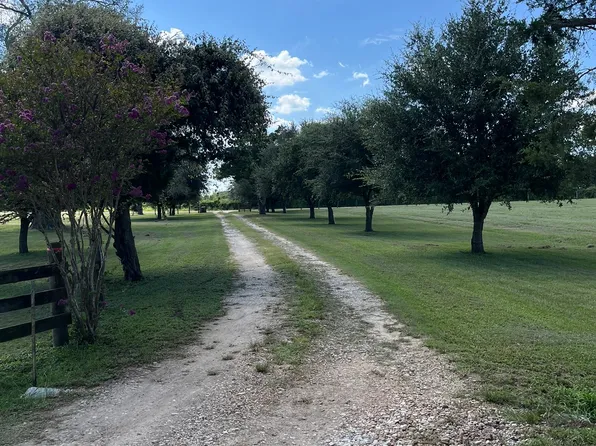 6303 Greenvine Rd, Brenham, TX 77833