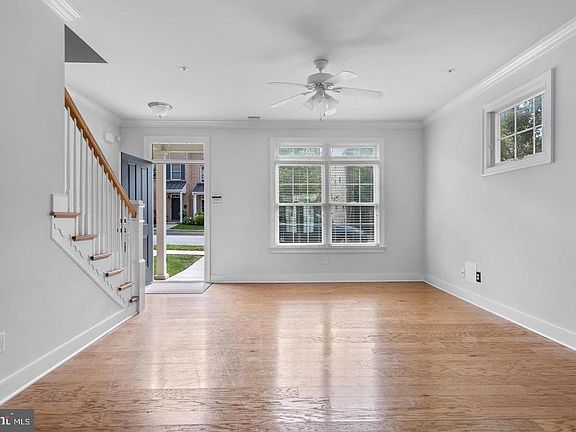 5th image of 631 W Magnolia Ct