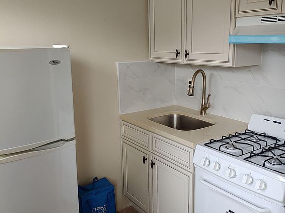 4th image of 23 Sheraden Ave APT 9B