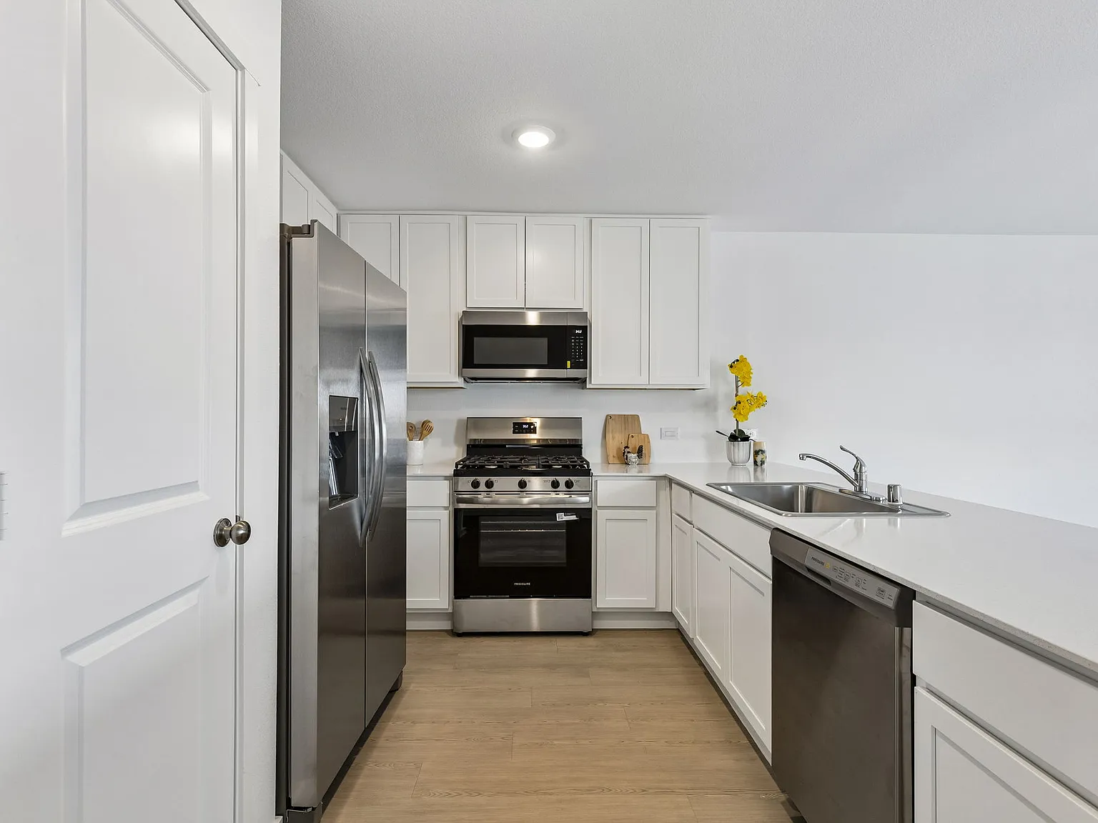 3 bed, 1402 sqft, $1,900 — Photo 4