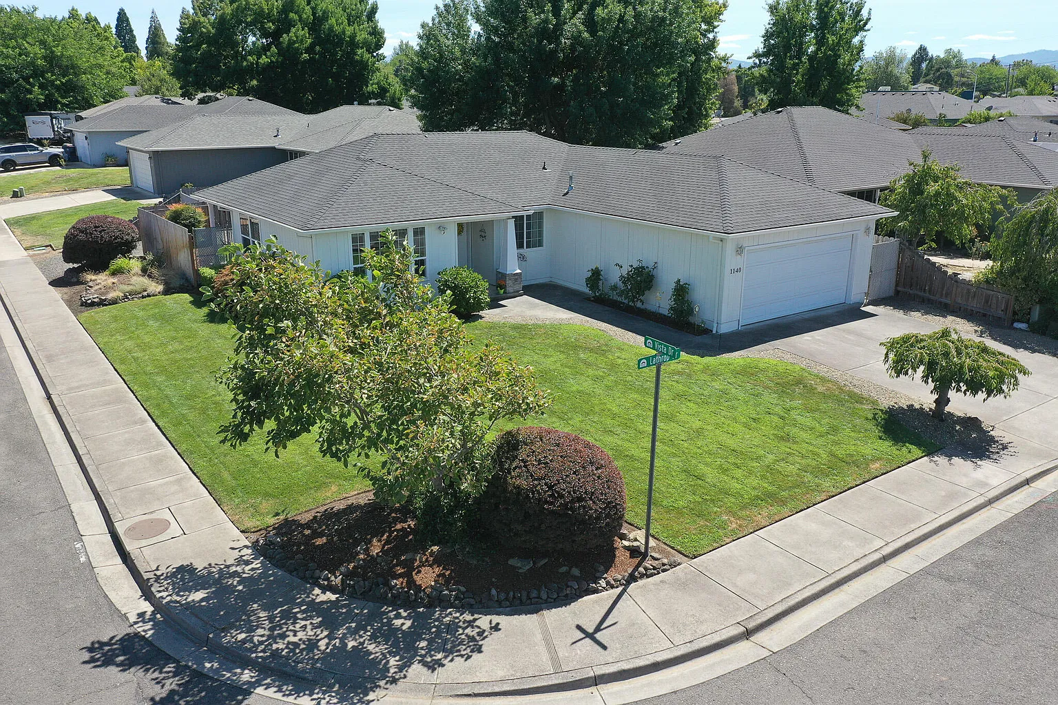 1140 Lathrop Dr photo 1