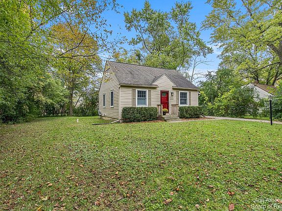3rd image of 2551 Fernwood Ave