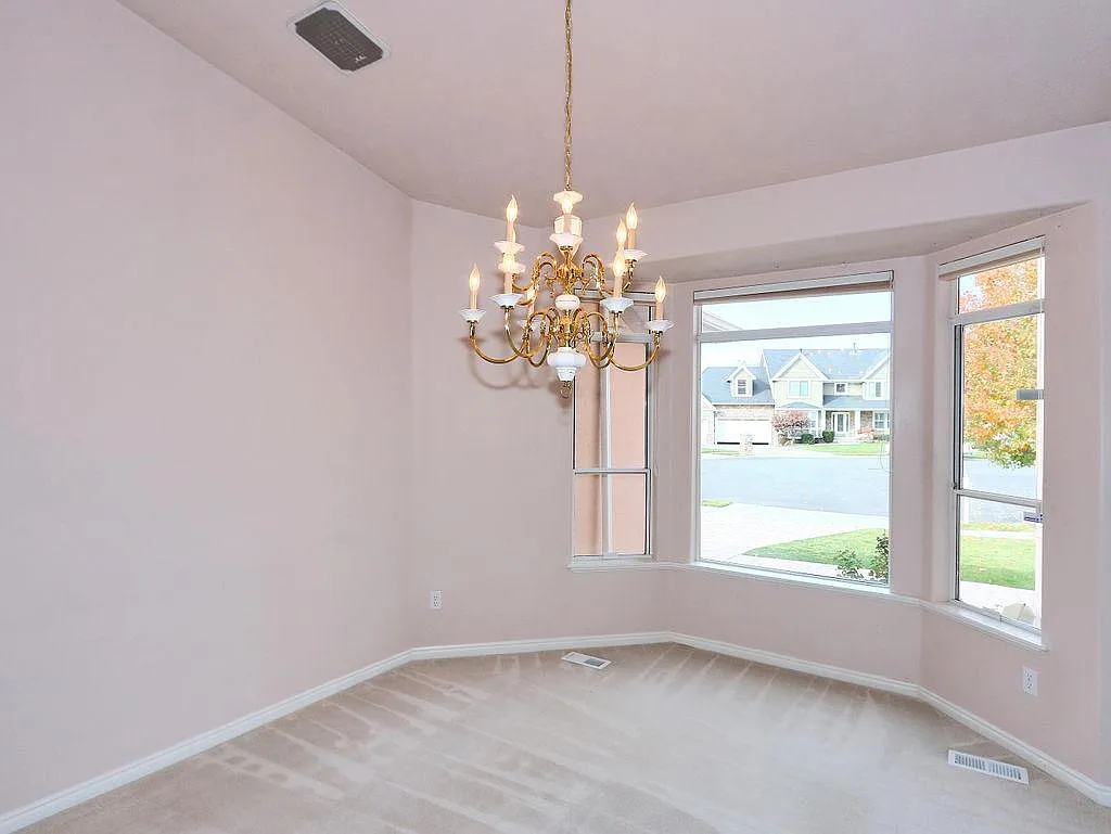 6 bed, 4972 sqft, $3,500 — Photo 3