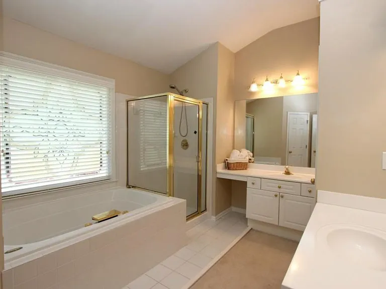 4310 Canterbury Walk Dr — Photo 18