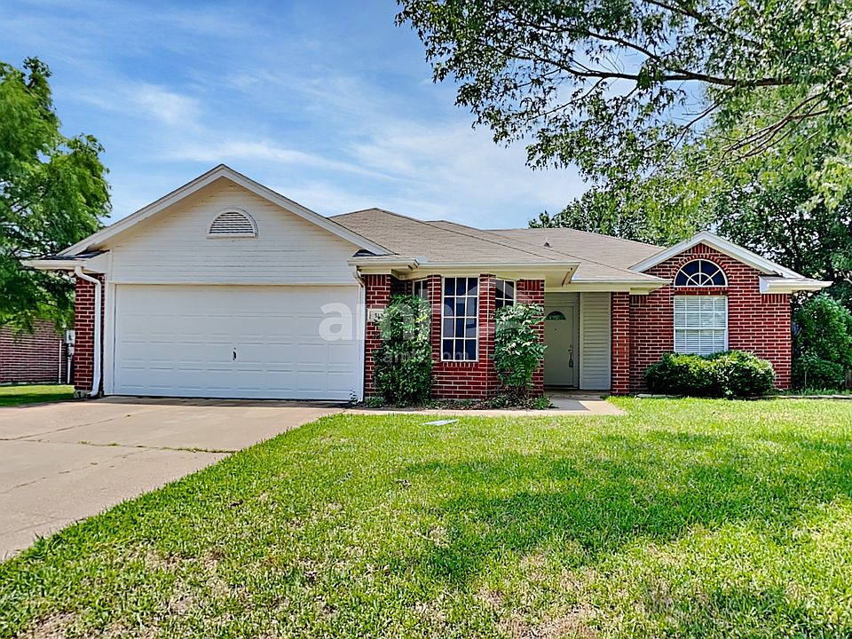 1st image of 512 NE Park Meadow Ln