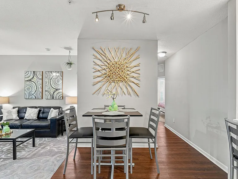 West 10 — Photo 32