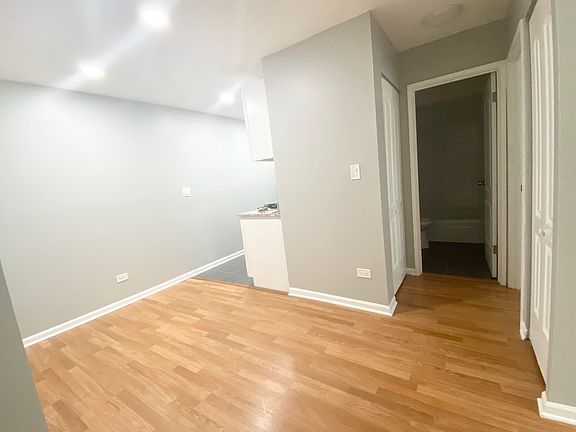 3rd image of 3161 N Cambridge Ave #202