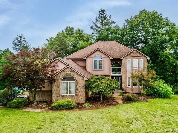4623 Spring Ridge Dr, White Lake, MI 48383