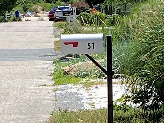 Look in the middle for the access to the beach from the driveway