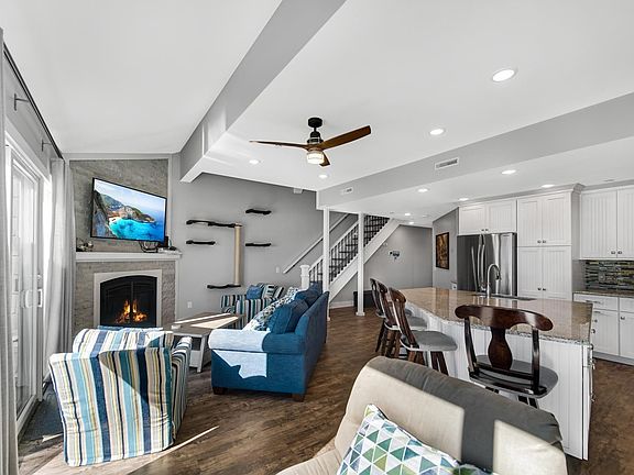 4th image of 319 E Jefferson St #220