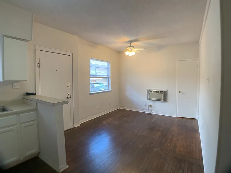 502/504 Elmwood Studios — Photo 5