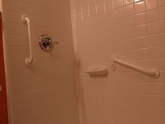 Easy-access shower 5' bath 1