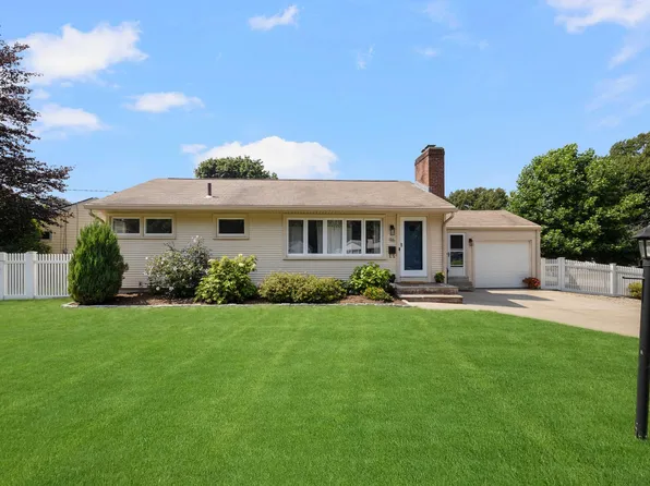 96 Redwood Dr, Cranston, RI 02920