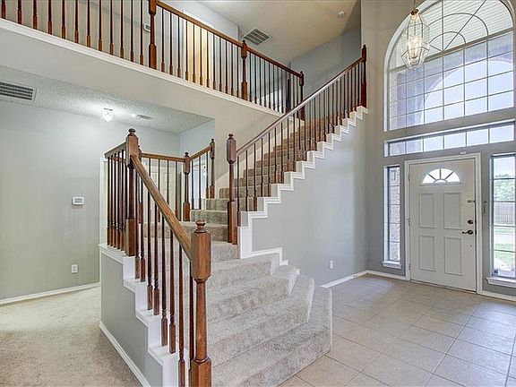 3rd image of 2804 Peak Dr