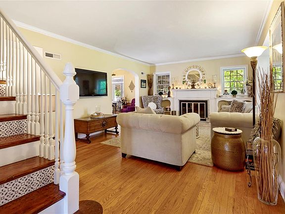 4th image of 904 Woodshire Ln