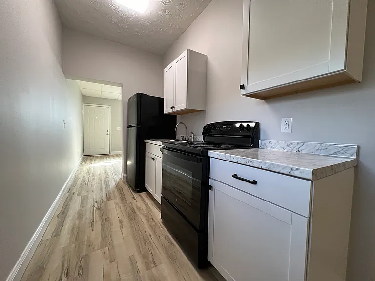 101 Thorn St #18 — Photo 4