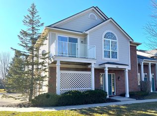 9200 Farmingdale Ln, Walled Lake, MI 48390