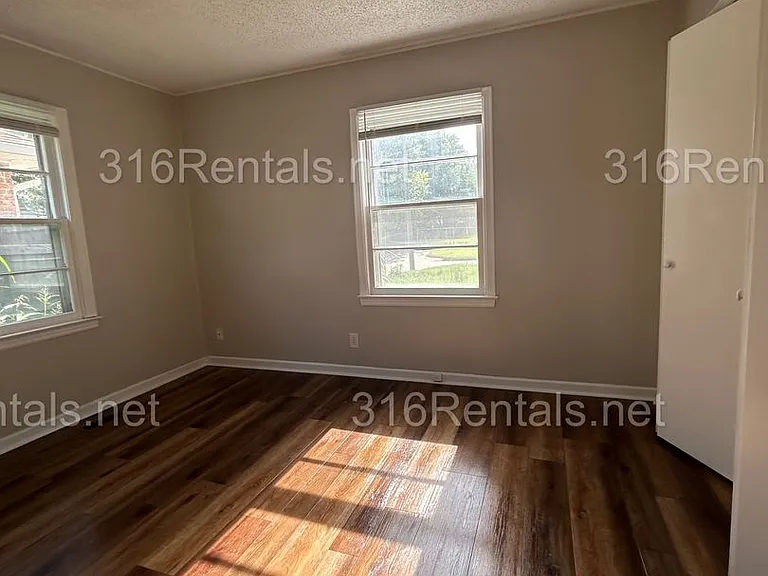 2546 S Pattie Ave — Photo 12