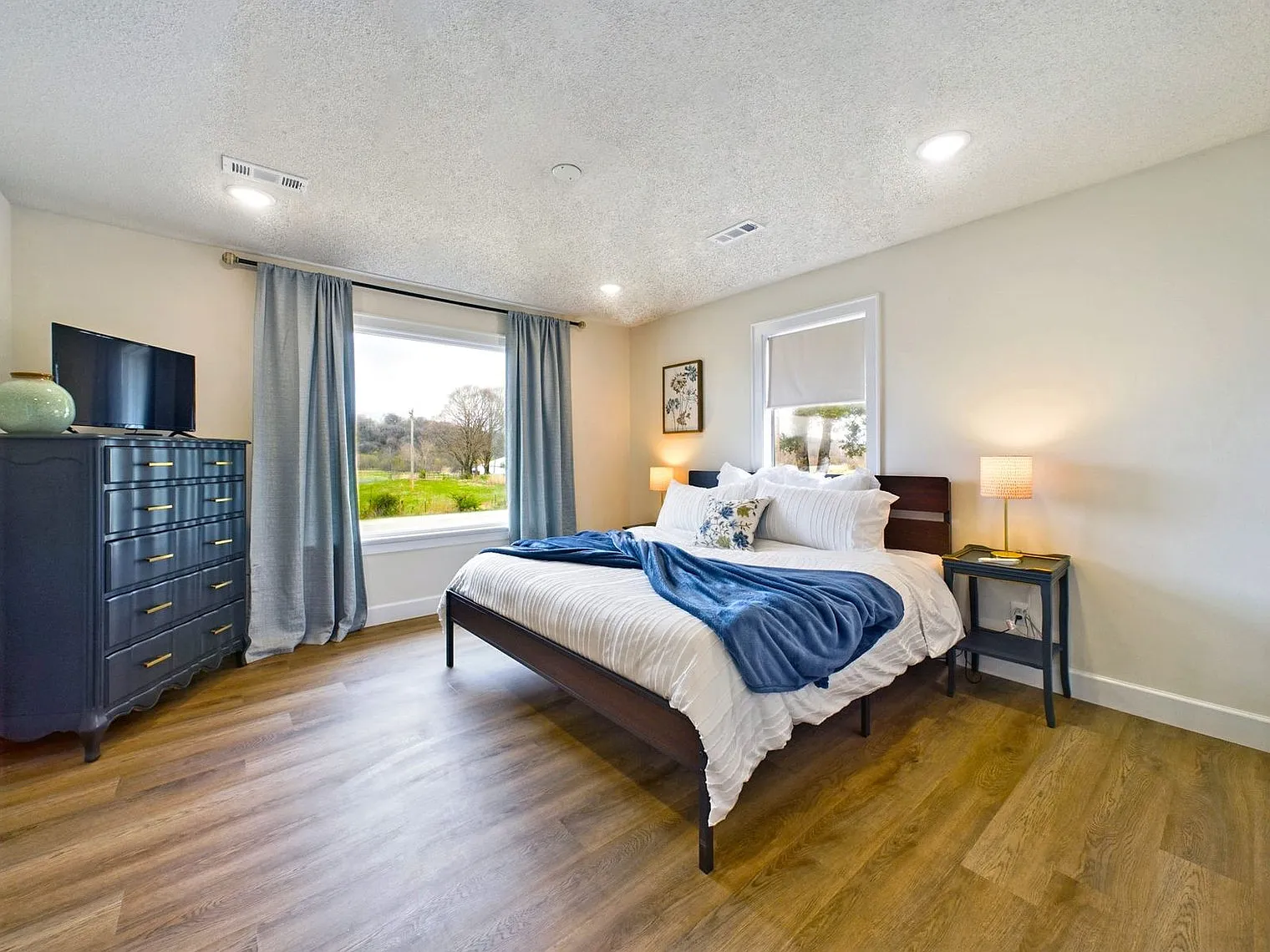 4 bed, 3.0 bath, 1991 sqft, $3,826 — Photo 3