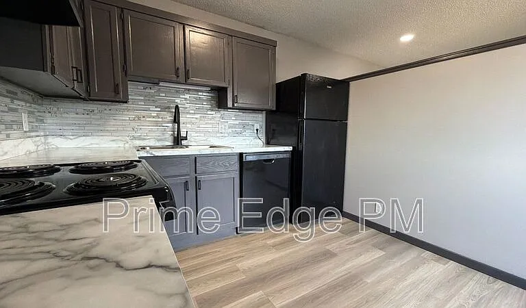 1121 N 28th St #14 — Photo 14