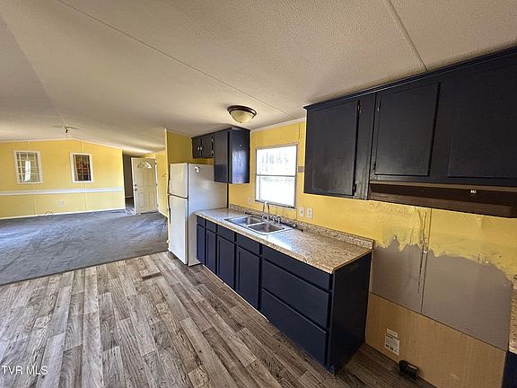5th image of 71 Whispering Rd